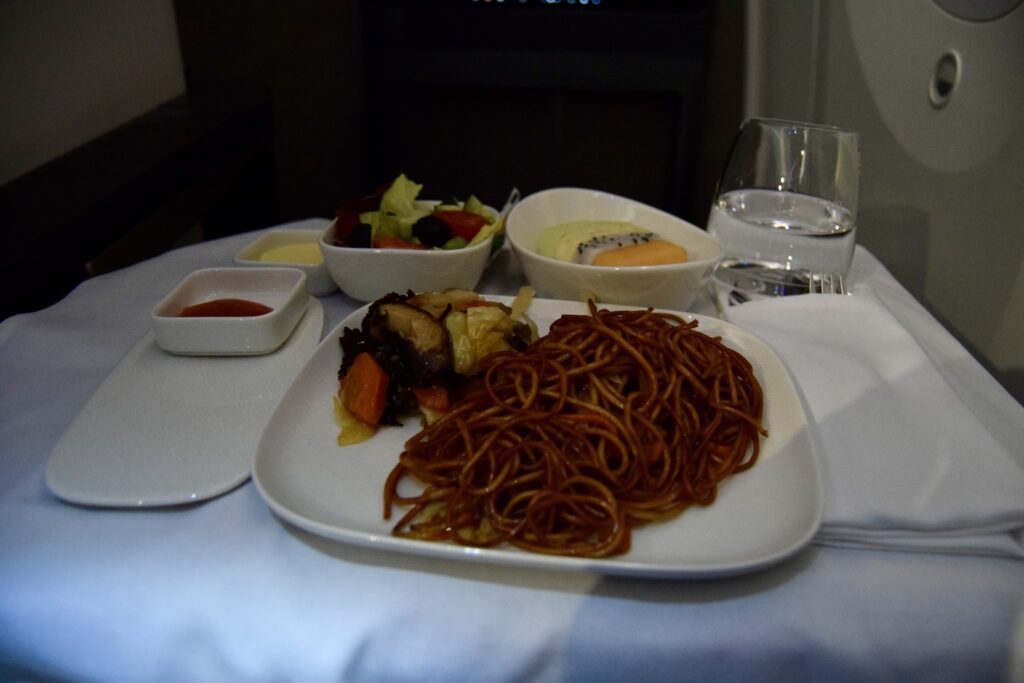 Essen, Im Haus, Kochkunst, Teller, Platte, Geschirr, Mahlzeit, Tisch, Nudel, Abendessen, Pasta, Fastfood, Beilage, Mittagessen, Spaghetti, Restaurant, Wand