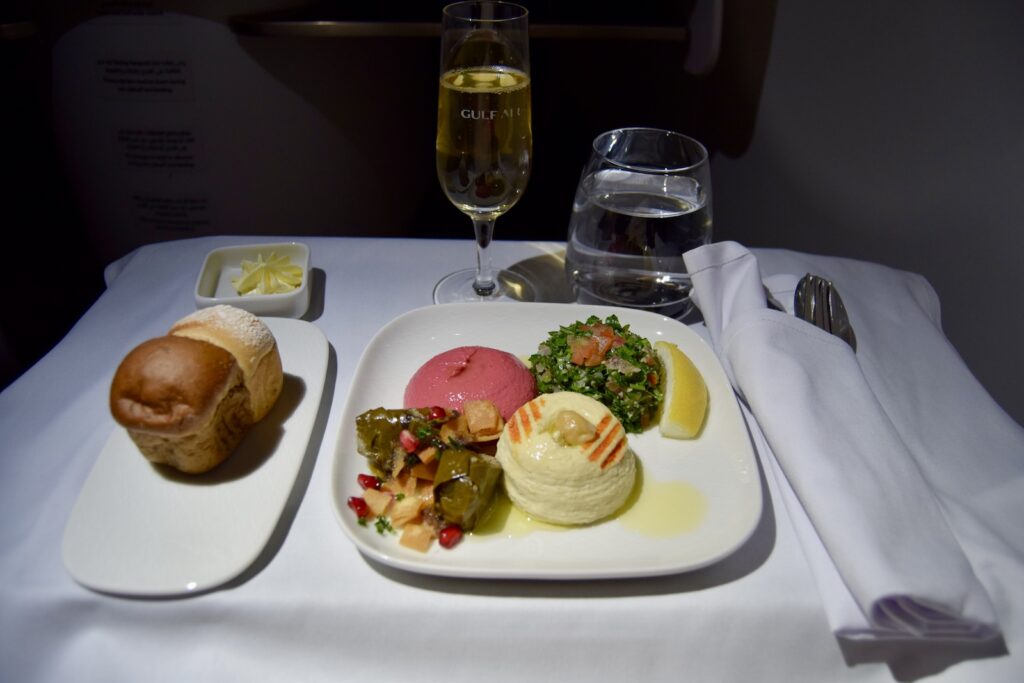 Geschirr, Mahlzeit, Tisch, Platte, Essen, Kulinarik, Im Haus, Brunch, Teller, Weinglas, Drink, Abendessen, À-la-carte-Gerichte, Kochkunst, Fastfood, Cicchetti, Garnitur, Gabel, Stielglas, Serviergeschirr, Küchenutensil, Mittagessen, Tafelsilber, Restaurant, weiß, Mahl