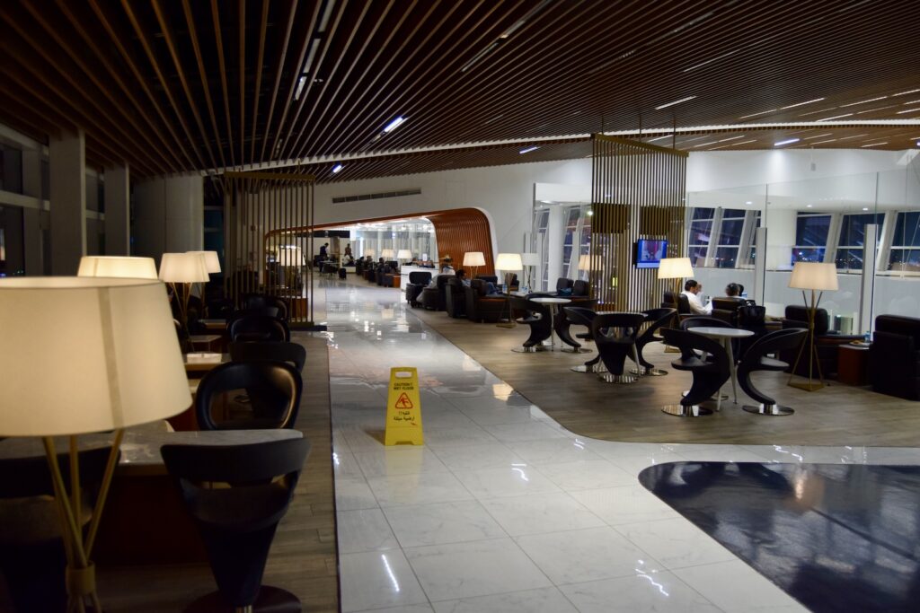 Mobiliar, Im Haus, Tisch, Decke, Boden, Empfangshalle, Kaffeetisch, Halle, Fußboden, Inneneinrichtung, Zimmer, Stuhl, Design