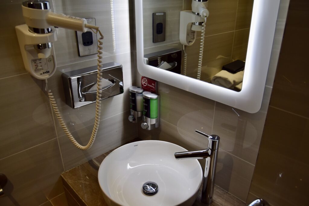 Im Haus, Installationszubehör, Badezimmer, Hahn, Badezimmerzubehör, Wasserleitung, Wand, Waschbecken, Kachel, Installationsausstattung, Dusche, Spiegel, Wasserbecken