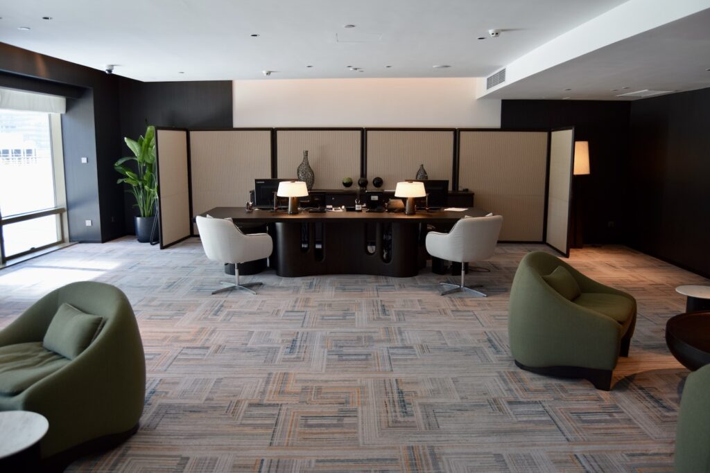 Im Haus, Wand, Boden, Inneneinrichtung, Decke, Tisch, Fußboden, Kaffeetisch, Couch, Studiocouch, Fernsehen, Bude, Vase, Armlehne, Bettsofa, Penthouse, Hotel, Kleines Sofa, Zimmer, Fenster, Wohnzimmer, Mobiliar, Stuhl, Design, Haus