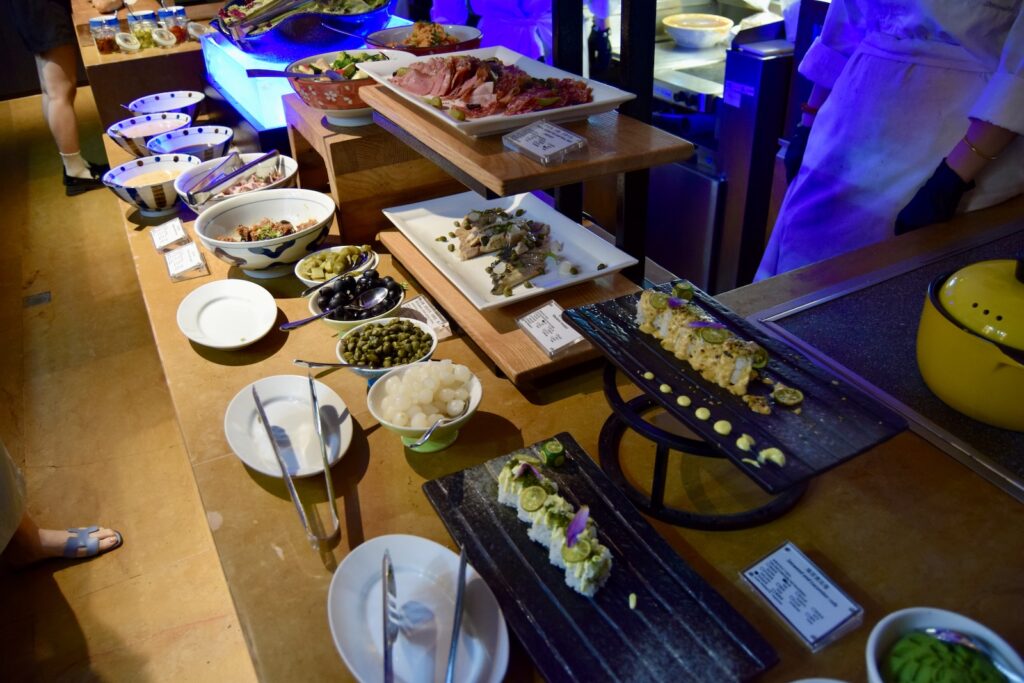 Essen, Geschirr, Tisch, Mahlzeit, Platte, Schüssel, Im Haus, Kulinarik, Abendessen, Fastfood, Mittagessen, Person, Buffet