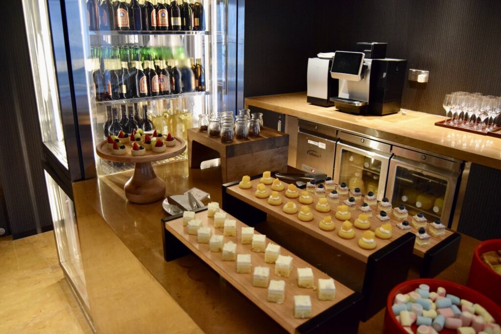 Im Haus, Snack, Wand, Flasche, Mobiliar, Tisch, Bäckerei, Küchengerät, Boden, Essen, Konditorware, Regal, Kaffee, Geschäft, Küche