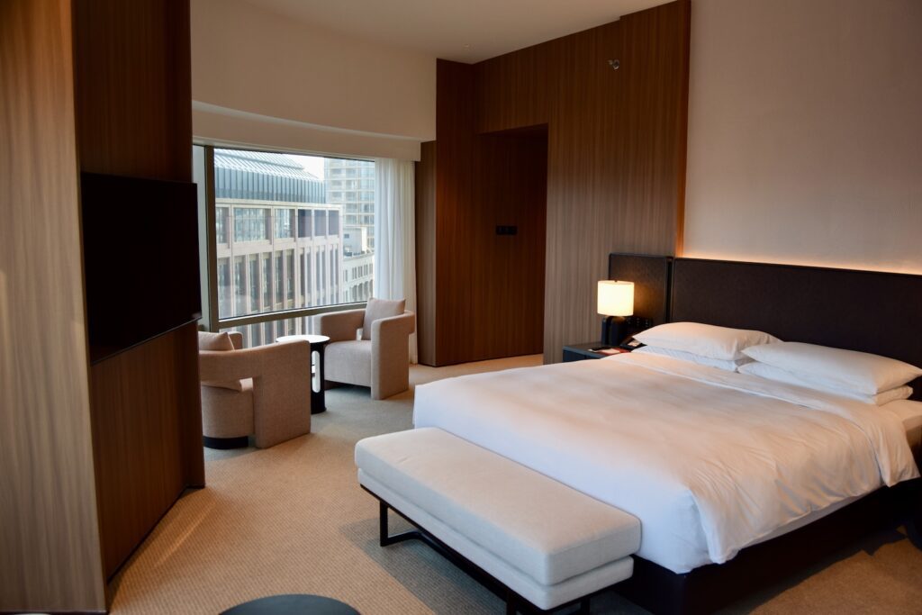 Im Haus, Wand, Bettwäsche, Inneneinrichtung, Bettdecke, Bett, Bettrahmen, Matratze, Boden, Zimmer, Kissen, Leinenstoffe, Bettbezug, Mobiliar, Suite, Schlafzimmer, Vorhang, Nachttisch, Boutique-Hotel, Fensterausstattung, Fensterabdeckung, Fußboden, Bettbehang, Hotel, Hostel, Fenster, Decke, Unterkunft, Urlaub