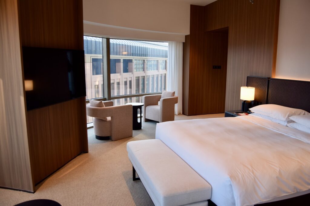 Im Haus, Wand, Bett, Bettwäsche, Inneneinrichtung, Bettdecke, Bettrahmen, Matratze, Kissen, Bettbezug, Leinenstoffe, Mobiliar, Zimmer, Suite, Schlafzimmer, Nachttisch, Boutique-Hotel, Vorhang, Fensterausstattung, Fensterabdeckung, Boden, Bettbehang, Hotel, Fenster, Decke, Unterkunft, Urlaub