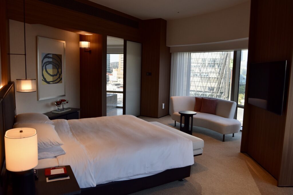 Im Haus, Wand, Inneneinrichtung, Kissen, Bettwäsche, Mobiliar, Bettdecke, Matratze, Bettrahmen, Leinenstoffe, Boden, Bettbezug, Bett, Suite, Haus, Zimmer, Lampenschirm, Nachttisch, Boutique-Hotel, Fensterausstattung, Fußboden, Fensterabdeckung, Decke, Fenster, Vorhang, Eigentum, Schlafzimmer, Hotel, Unterkunft, Urlaub