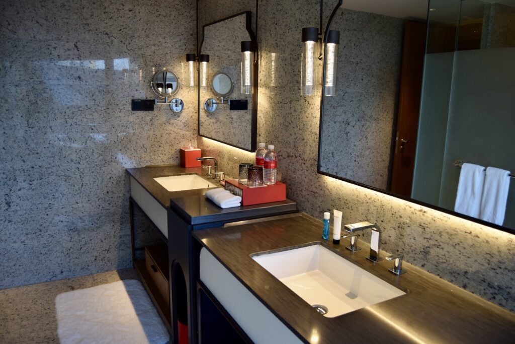 Im Haus, Wand, Installationszubehör, Hahn, Arbeitsfläche, Badezimmerzubehör, Wasserleitung, Kachel, Badezimmer, Waschbecken, Möbel, Zimmer, Spiegel, Küche