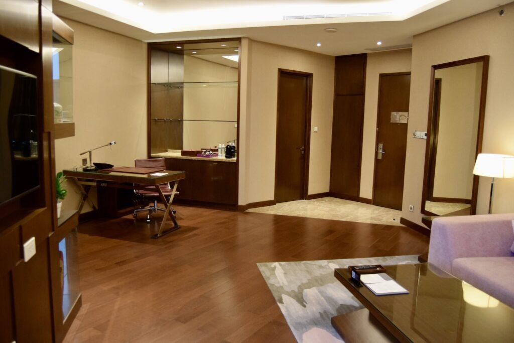 Im Haus, Boden, Wand, Inneneinrichtung, Hotel, Decke, Fußboden, Kaffeetisch, Couch, Bude, Tisch, Studiocouch, Deckenleuchte, Hartholz, Zimmer, Stuhl, Mobiliar, Unterkunft