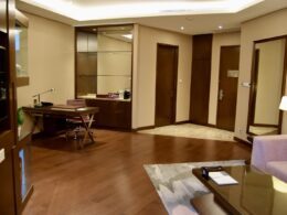 Im Haus, Boden, Wand, Inneneinrichtung, Hotel, Decke, Fußboden, Kaffeetisch, Couch, Bude, Tisch, Studiocouch, Deckenleuchte, Hartholz, Zimmer, Stuhl, Mobiliar, Unterkunft