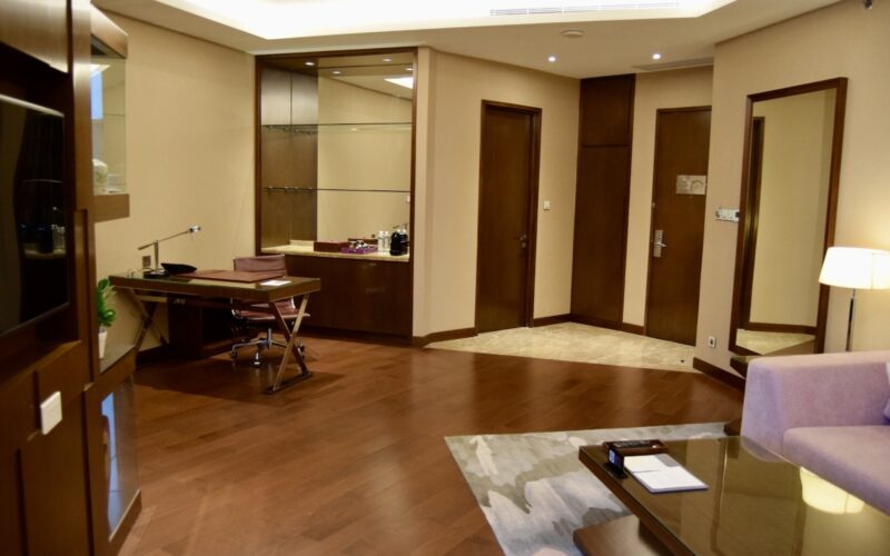 Im Haus, Boden, Wand, Inneneinrichtung, Hotel, Decke, Fußboden, Kaffeetisch, Couch, Bude, Tisch, Studiocouch, Deckenleuchte, Hartholz, Zimmer, Stuhl, Mobiliar, Unterkunft