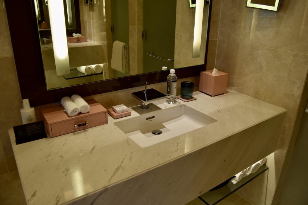 Im Haus, Badezimmer, Wand, Installationszubehör, Badezimmerzubehör, Hahn, Spiegel, Kachel, Waschbecken, Wasserleitung, Arbeitsfläche, Eitelkeit, Boden, Hotel