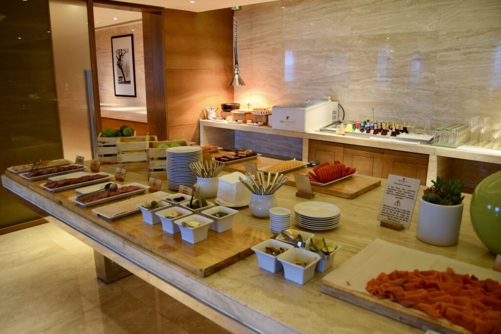 Im Haus, Wand, Tisch, Arbeitsfläche, Schüssel, Vase, Inneneinrichtung, Boden, Essen, Küche, Decke, Buffet