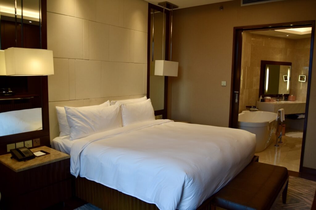 Im Haus, Wand, Mobiliar, Inneneinrichtung, Bettwäsche, Bettdecke, Bettrahmen, Matratze, Leinenstoffe, Bettbezug, Bett, Kissen, Hotel, Nachttisch, Suite, Schlafzimmer, Boutique-Hotel, Boden, Zimmer, Schublade, Möbel, Kommode, Decke, Unterkunft, Urlaub