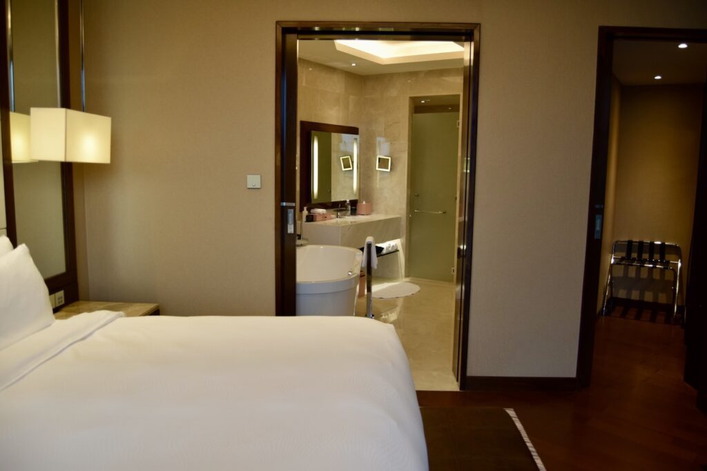 Im Haus, Wand, Bett, Inneneinrichtung, Bettdecke, Mobiliar, Bettwäsche, Matratze, Bettrahmen, Zimmer, Hotel, Leinenstoffe, Bettbezug, Kissen, Boden, Fußboden, Suite, Boutique-Hotel, Nachttisch, Eigentum, Schlafzimmer, Spiegel, Decke, Unterkunft, Urlaub