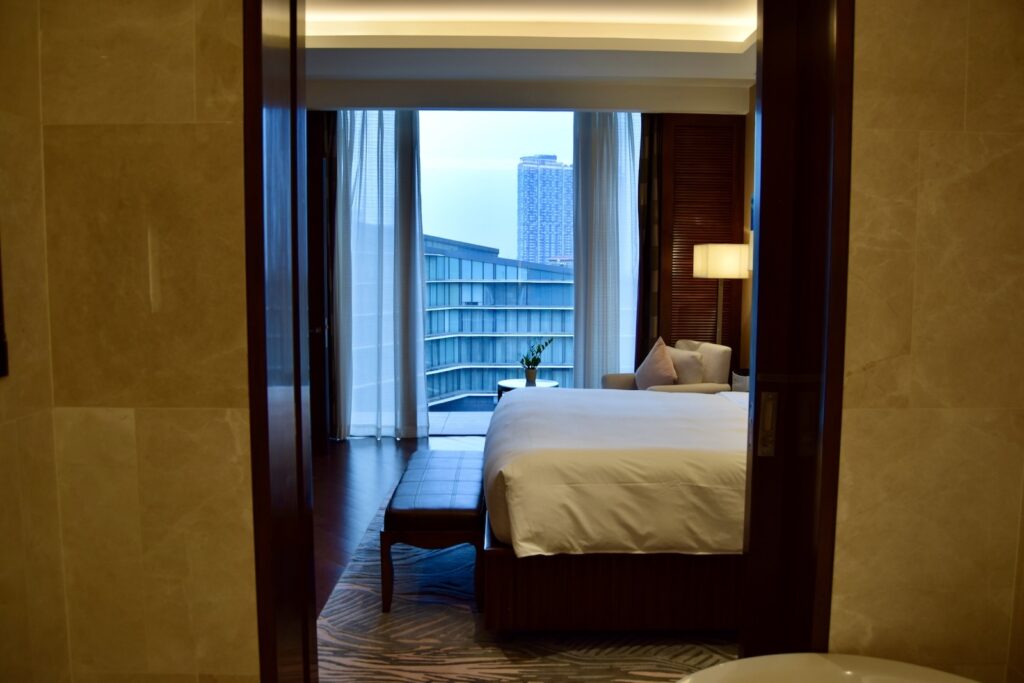 Im Haus, Wand, Inneneinrichtung, Mobiliar, Gebäude, Kissen, Bettwäsche, Fenster, Bett, Matratze, Bettdecke, Bettrahmen, Leinenstoffe, Bettbezug, Zimmer, Boutique-Hotel, Fensterausstattung, Schlafzimmer, Hotel, Boden, Urlaub