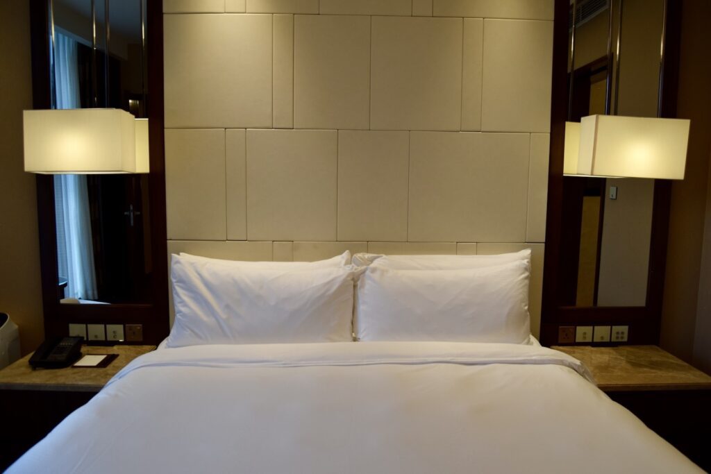 Im Haus, Wand, Inneneinrichtung, Bettwäsche, Bettdecke, Kissen, Bettbezug, Bettrahmen, Matratze, Lampe, Leinenstoffe, Bett, Lampenschirm, Mobiliar, Suite, Nachttisch, Boutique-Hotel, Hotel, Zimmer, Schlafzimmer, Licht