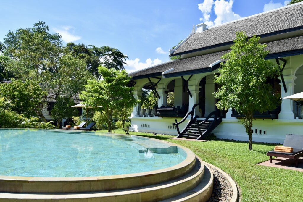 draußen, Gebäude, Pflanze, Himmel, Wolke, Landschaftsgestaltung, Baum, Schwimmbecken, Fontäne, Wasser, Kurort, Hof, Urlaubsort, Hazienda, Villa, Immobilie, Thermae, Gras, Haus, Pool, Garten, Urlaub