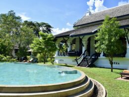 draußen, Gebäude, Pflanze, Himmel, Wolke, Landschaftsgestaltung, Baum, Schwimmbecken, Fontäne, Wasser, Kurort, Hof, Urlaubsort, Hazienda, Villa, Immobilie, Thermae, Gras, Haus, Pool, Garten, Urlaub