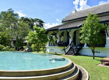 draußen, Gebäude, Pflanze, Himmel, Wolke, Landschaftsgestaltung, Baum, Schwimmbecken, Fontäne, Wasser, Kurort, Hof, Urlaubsort, Hazienda, Villa, Immobilie, Thermae, Gras, Haus, Pool, Garten, Urlaub