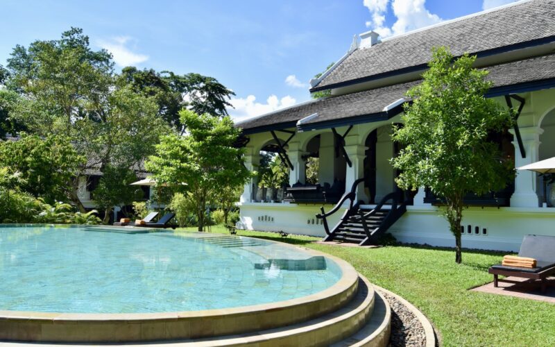 draußen, Gebäude, Pflanze, Himmel, Wolke, Landschaftsgestaltung, Baum, Schwimmbecken, Fontäne, Wasser, Kurort, Hof, Urlaubsort, Hazienda, Villa, Immobilie, Thermae, Gras, Haus, Pool, Garten, Urlaub