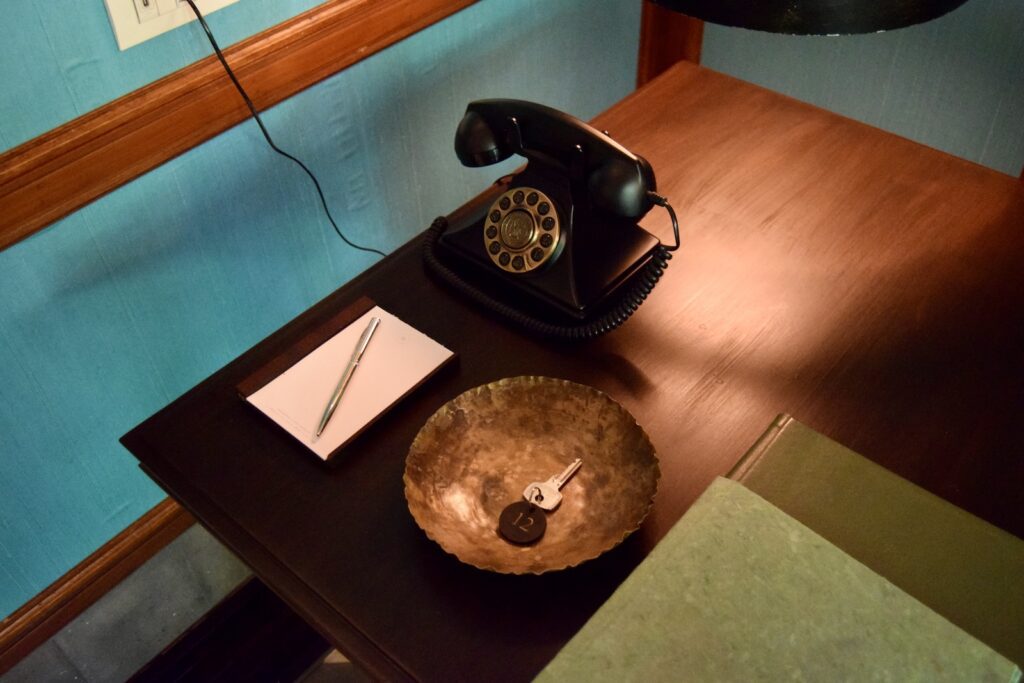 Im Haus, Schnurtelefon, Wand, Tisch, Telefon, Boden