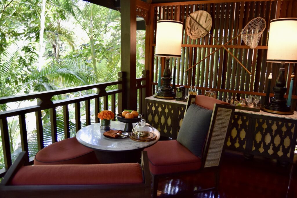 Mobiliar, Im Haus, Tisch, Kaffeetisch, Esstisch, Fenster, Gebäude, Inneneinrichtung, Restaurant, Haus, Boden, Essen, Stuhl, Wand, Veranda, Sitzen, hölzern, draußen, Bereich, Urlaub, Hotel, Unterkunft