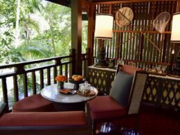 Mobiliar, Im Haus, Tisch, Kaffeetisch, Esstisch, Fenster, Gebäude, Inneneinrichtung, Restaurant, Haus, Boden, Essen, Stuhl, Wand, Veranda, Sitzen, hölzern, draußen, Bereich, Urlaub, Hotel, Unterkunft