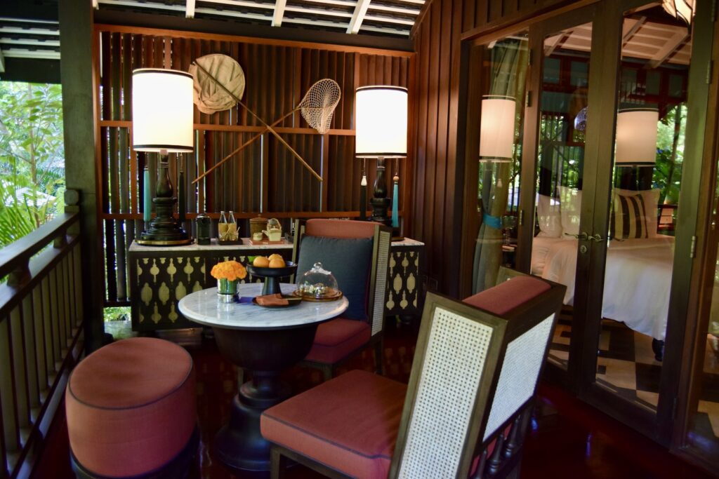 Mobiliar, Esstisch, Im Haus, Kaffeetisch, Tisch, Inneneinrichtung, Restaurant, Fenster, Haus, Wand, hölzern, Essen, Stuhl, Decke, Boden, Holz, Unterkunft, Hotel, Bar