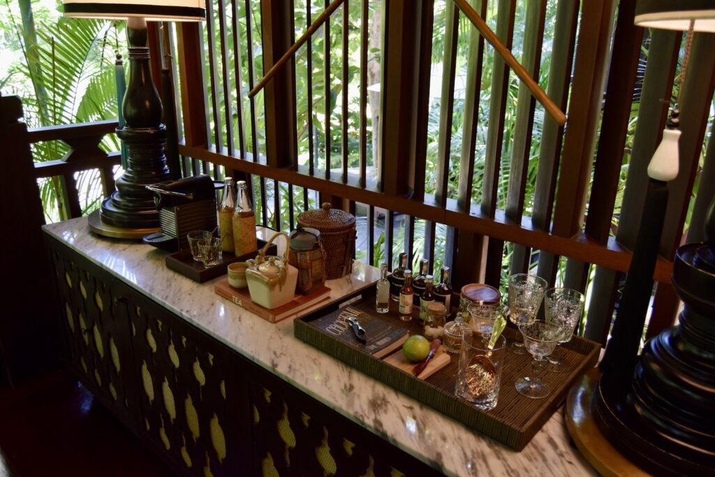 Im Haus, Tisch, Fenster, Vase, Pflanze, hölzern