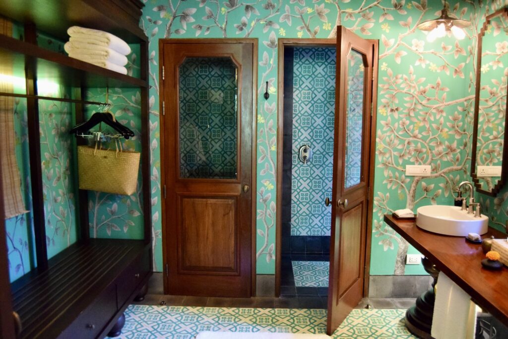 Im Haus, Wand, Inneneinrichtung, Tür, Zimmer, Spiegel, Waschbecken, Haus, Möbel, Vase, Arbeitsfläche, Badezimmer, Boden, hölzern