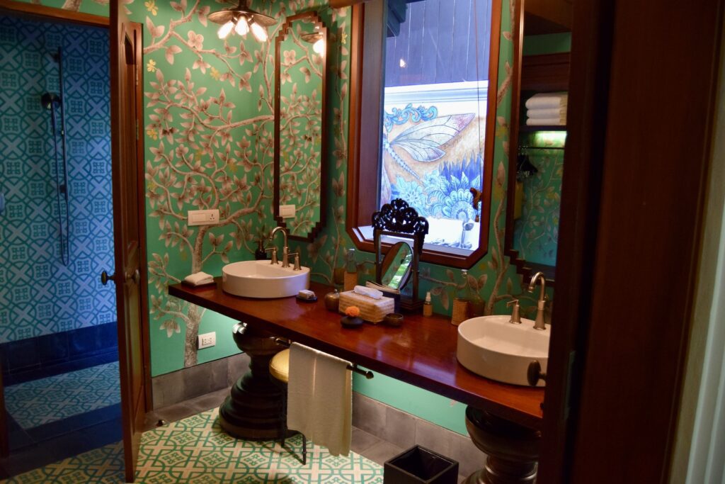 Im Haus, Badezimmer, Waschbecken, Wand, Installationszubehör, Hahn, Badezimmerzubehör, Toilette, Spiegel, Fenster