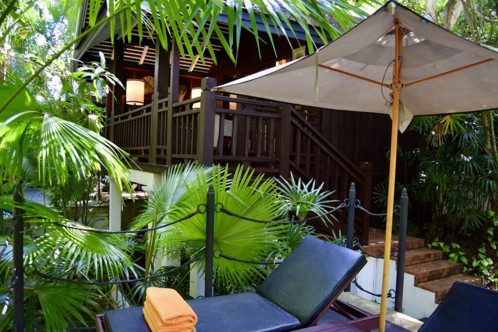 draußen, Schattierung, Baum, Regenschirm, Hinterhof, Veranda, Stuhl, Außenmöbel, Gebäude, Tisch, Sonnenliege, Zimmerpflanze, Urlaubsort, Kaffeetisch, Blumentopf, Außentisch, Urlaub, Pflanze, Rasen, Mobiliar, Hotel