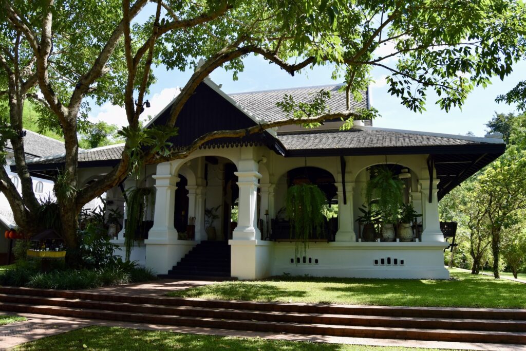 Gebäude, draußen, Baum, Pflanze, Himmel, Veranda, Eigentum, Gras, Fenster, Immobilie, Haus