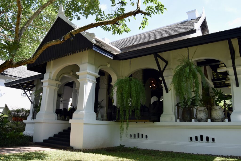 draußen, Gebäude, Pflanze, Himmel, Fenster, Eigentum, Baum, Immobilie, Haus, Gras, Veranda