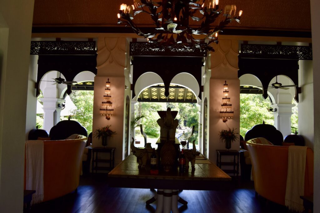 Im Haus, Wand, Inneneinrichtung, Vase, Mobiliar, Kronleuchter, Kerze, Tisch, Fenster, Deckenleuchte, Zimmerpflanze, Zimmer, Decke, Boden, Groß