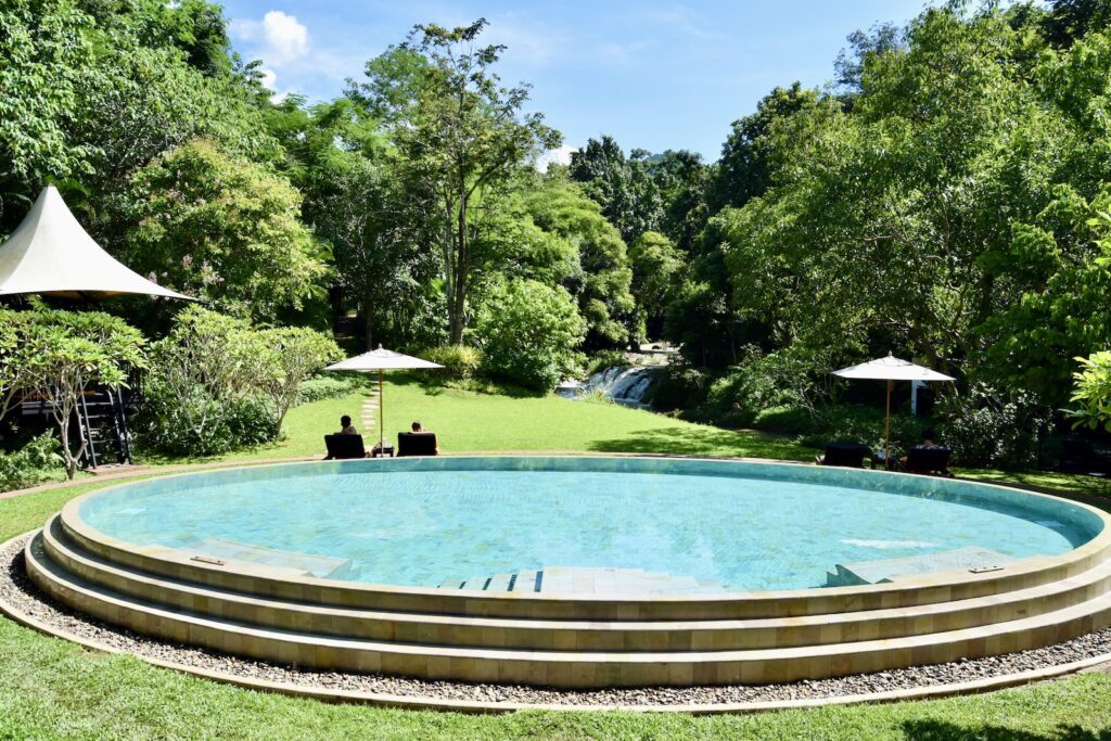 draußen, Baum, Pflanze, Himmel, Schwimmbecken, Gras, Wasser, Fontäne, Landschaftsgestaltung, Kurort, Pool, Urlaubsort, Garten, Park, Sommer
