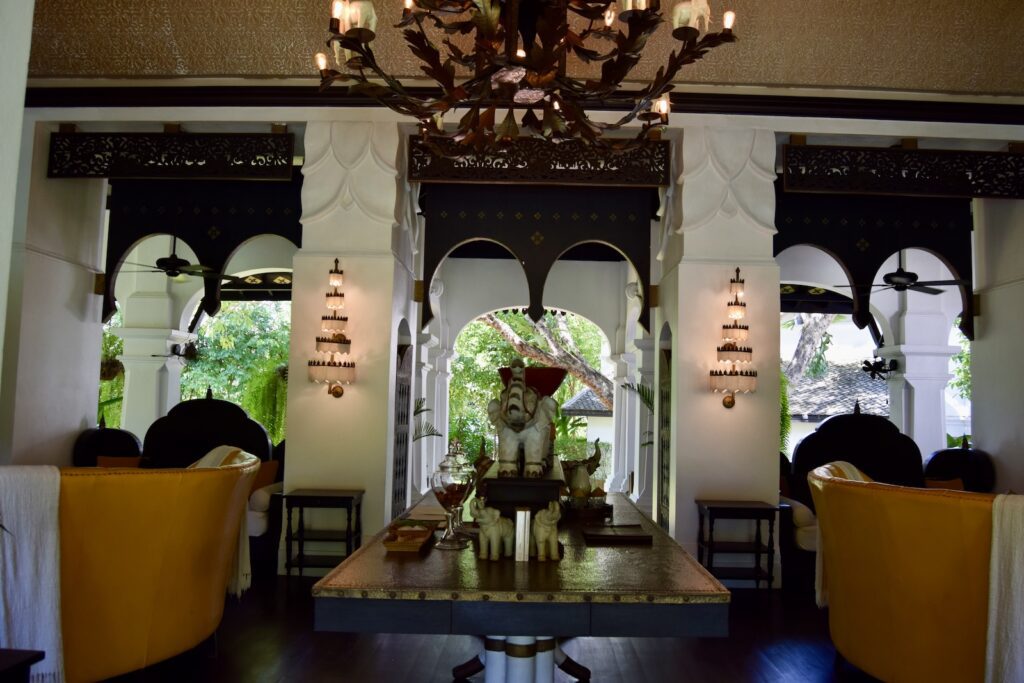 Im Haus, Wand, Inneneinrichtung, Vase, Mobiliar, Zimmerpflanze, Blumentopf, Kronleuchter, Stuhl, Deckenleuchte, Fenster, Decke, Zimmer, Tisch, Boden, Pflanze, Blume, Groß, Hotel