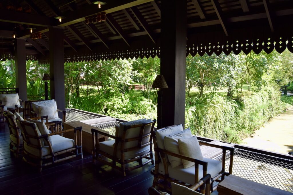 Mobiliar, Baum, Schattierung, Pflanze, Gebäude, draußen, Fenster, Tisch, Hinterhof, Veranda, Decke, Boden, Stuhl, Im Haus, Urlaub