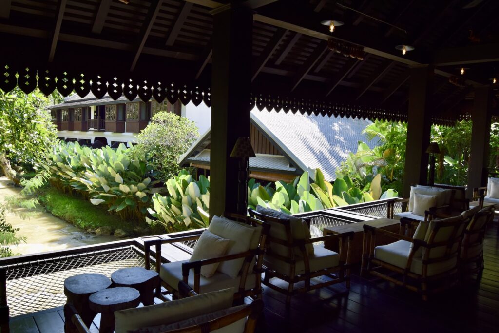 Mobiliar, Kaffeetisch, Schattierung, Gebäude, Veranda, Hinterhof, draußen, Baum, Zimmerpflanze, Außentisch, Tisch, Decke, Stuhl, Restaurant, Urlaub, Garten, Pflanze, Urlaubsort