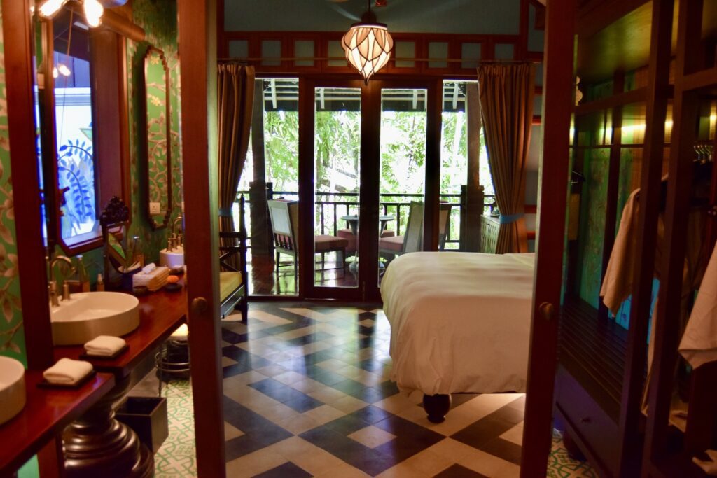 Im Haus, Inneneinrichtung, Hotel, Spiegel, Mobiliar, Wand, Boden, Bett, Haus, Leinenstoffe, Fußboden, Zimmer, Vase, Vorhang, Fenster, Tisch, Decke, Unterkunft, Urlaub