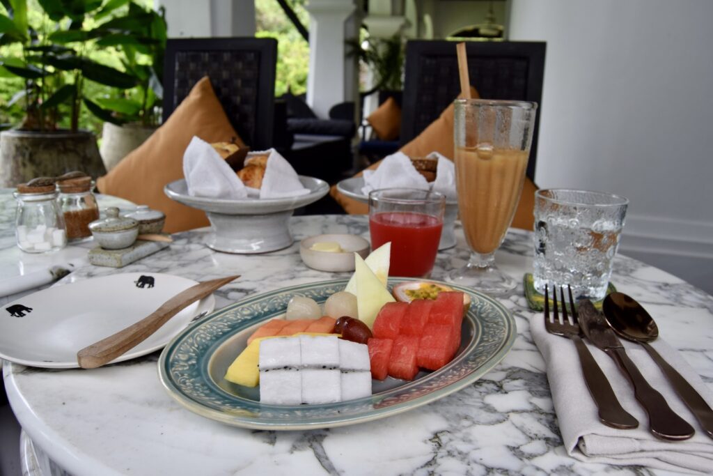 Geschirr, Platte, Serviergeschirr, Küchenutensil, Gabel, Tafelsilber, Drink, Stielglas, Tisch, Tischtuch, Mahlzeit, Trinkgefäß, Weinglas, Kulinarik, Essen, Brunch, Service, Serviette, Champagnerstielgläser, Kernstück, Im Haus, Frucht