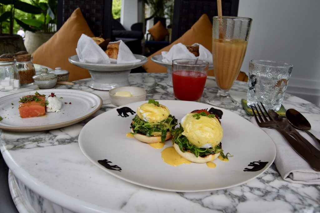 Geschirr, Essen, Platte, Kulinarik, Drink, Brunch, Gabel, Serviergeschirr, Stielglas, Teller, Weinglas, À-la-carte-Gerichte, Tafelsilber, Garnitur, Küchenutensil, Restaurant, Kochkunst, Tischtuch, Champagnerstielgläser, Abendessen, Trinkgefäß, Mahl, Cicchetti, Mittagessen, Im Haus, weiß, Person, Mahlzeit, Frühstück, Tisch