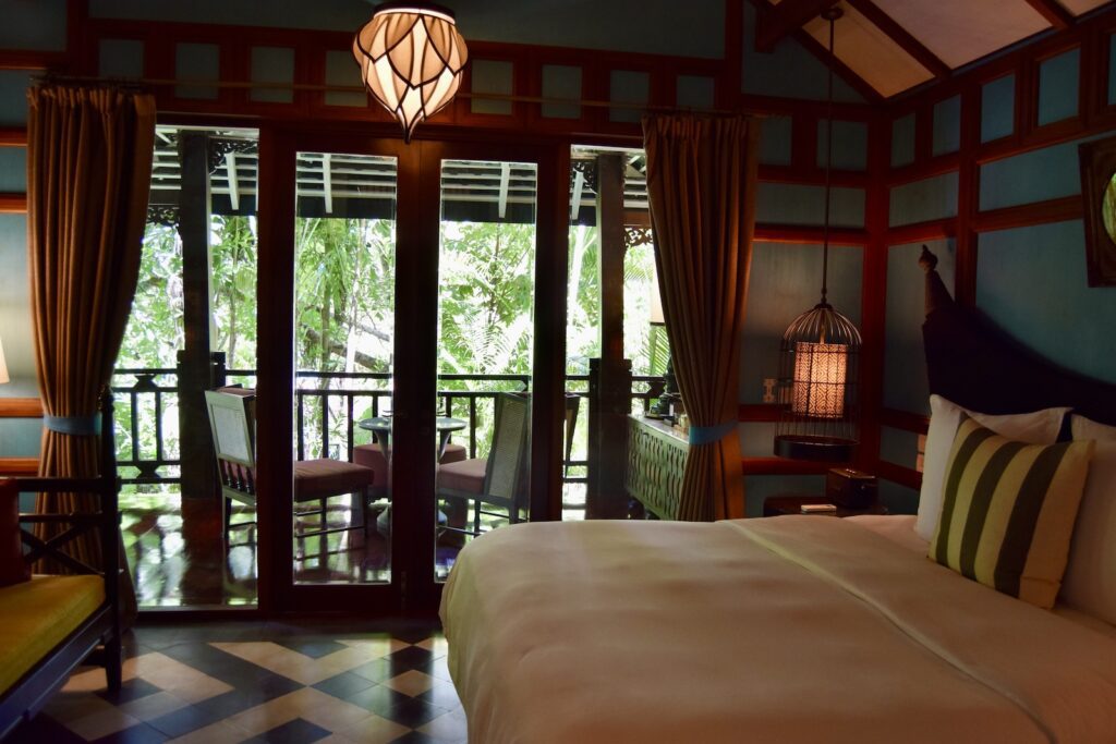 Im Haus, Inneneinrichtung, Bett, Mobiliar, Zimmer, Kissen, Fenster, Haus, Wand, Lampenschirm, Fensterausstattung, Leinenstoffe, Bettwäsche, Fensterabdeckung, Bettdecke, Lampe, Bettbezug, Hotel, Boden, Schlafzimmer, Decke