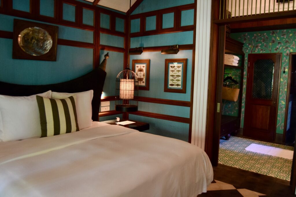 Im Haus, Inneneinrichtung, Kissen, Bettwäsche, Bettdecke, Wand, Bettrahmen, Leinenstoffe, Mobiliar, Bettbezug, Matratze, Nachttisch, Schlafzimmer, Haus, Suite, Lampenschirm, Boutique-Hotel, Zimmer, Hotel, Bett