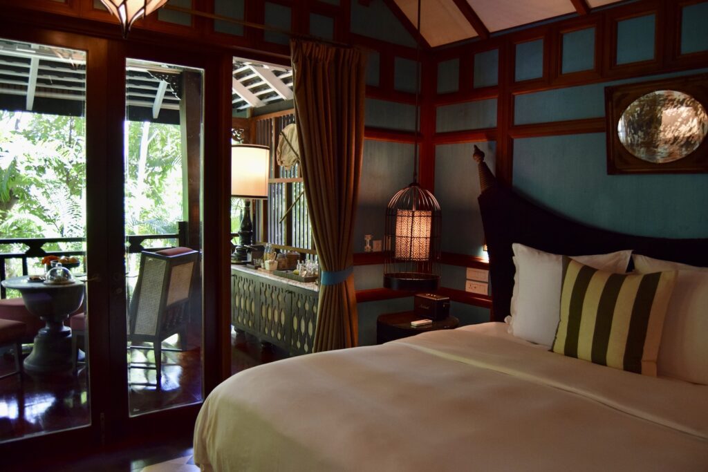 Im Haus, Inneneinrichtung, Bett, Mobiliar, Kissen, Bettwäsche, Lampenschirm, Bettdecke, Leinenstoffe, Haus, Fensterausstattung, Bettbezug, Bettrahmen, Fenster, Matratze, Lampe, Wand, Hotel, Zimmer, Fensterabdeckung, Nachttisch, Vorhang, Schlafzimmer, Decke, Urlaub