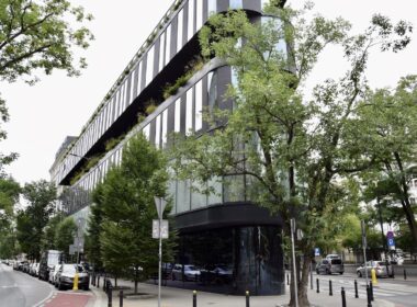 draußen, Baum, Himmel, Gebäude, Landfahrzeug, Auto, Straße, Fahrzeug, Infrastruktur, Nachbarschaft, Verkehrsweg, Mischnutzung, Architektur, Stadt, Brücke