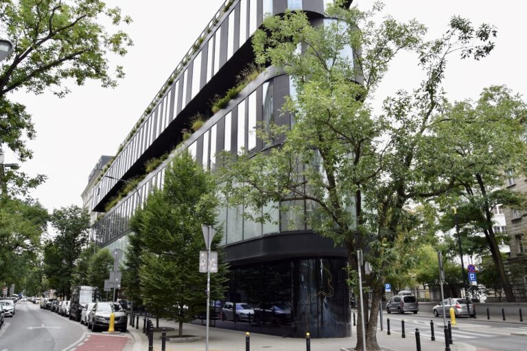 draußen, Baum, Himmel, Gebäude, Landfahrzeug, Auto, Straße, Fahrzeug, Infrastruktur, Nachbarschaft, Verkehrsweg, Mischnutzung, Architektur, Stadt, Brücke