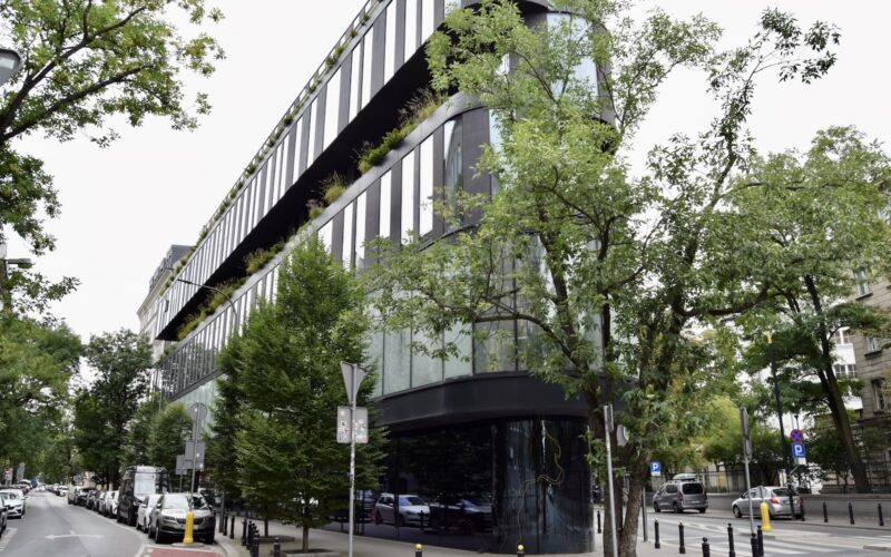 draußen, Baum, Himmel, Gebäude, Landfahrzeug, Auto, Straße, Fahrzeug, Infrastruktur, Nachbarschaft, Verkehrsweg, Mischnutzung, Architektur, Stadt, Brücke