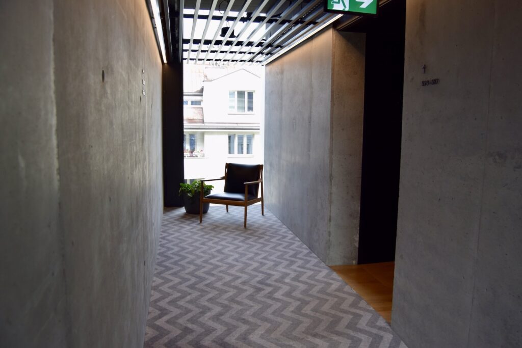 Mobiliar, Boden, Gebäude, Wand, Tisch, Fenster, Fußboden, Eigentum, Tür, Zimmer, Im Haus, Stuhl, Gelände, Decke, Leer, Hotel