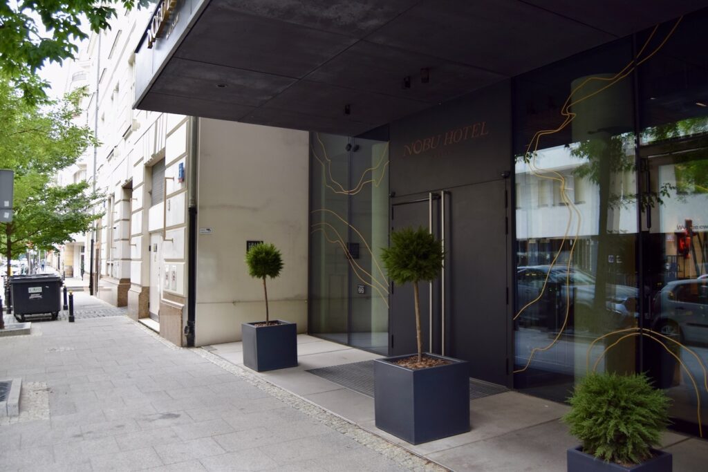 Gebäude, draußen, Pflanze, Blumentopf, Zimmerpflanze, Abfallcontainer, Tür, Baum, Auto, Fenster, Landfahrzeug, Immobilie, Schattierung, Eigentum, Rad, Gelände, Gehweg, Straße, Decke, halten